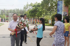 成功學(xué)子依次走過紅地毯