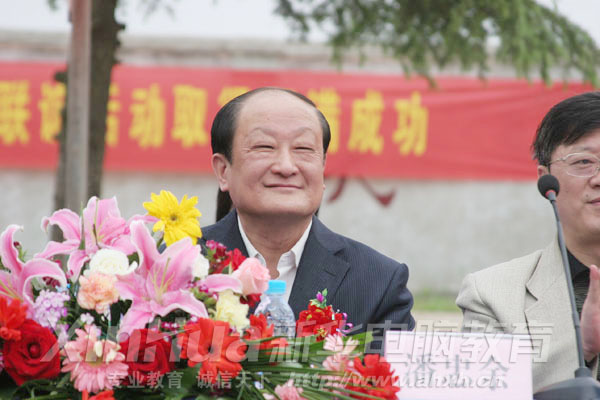 六安市人大常委會副主任潘忠余出席本次捐贈儀式