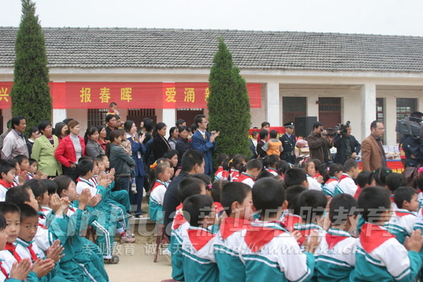 鄉親們也從周邊趕來觀看捐贈儀式