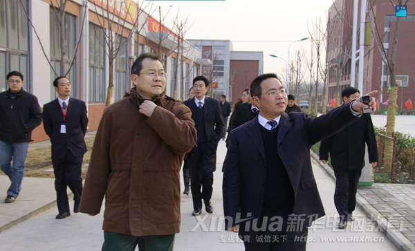 安徽新華電腦專修學院張明院長為代表們介紹新校區