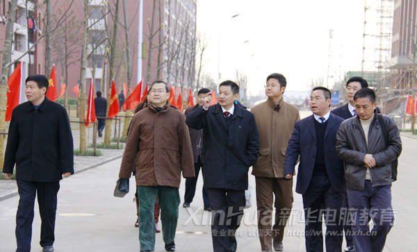 人大代表們參觀新校園(背景為學生宿舍樓)