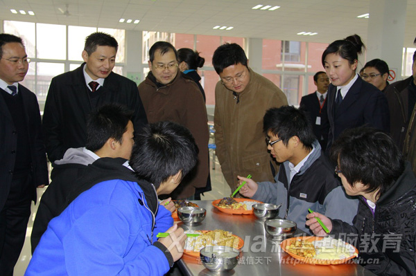 人大代表們來到食堂了解新華學生飲食問題