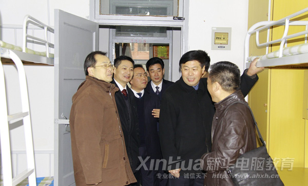 人大代表們了解安徽新華電腦專修學院職教城新校區學子住宿情況