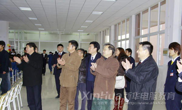 人大代表們參觀安徽新華電腦專修學院手語操比賽決賽