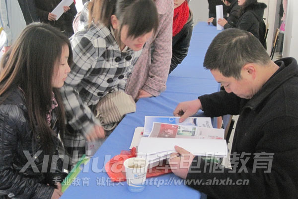 單位負責人仔細觀看學子作品