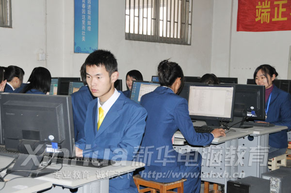 新華學子認真輸入志愿者信息