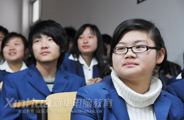 同學們正在聆聽學哥學姐深情的演講