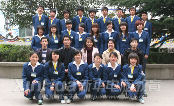 出席領導與通訊社成員親切合影留念