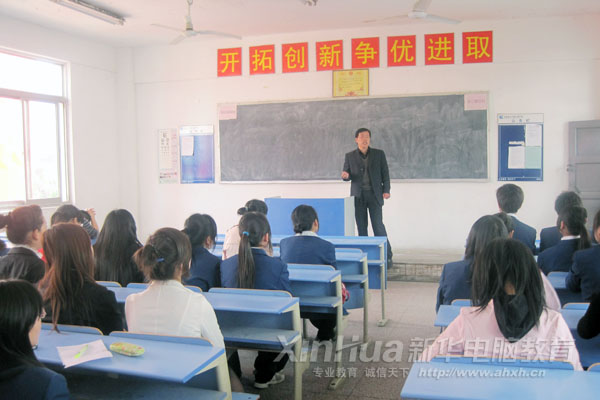 縱橫天地商旅公司代表正在簡單介紹該公司的發展狀況