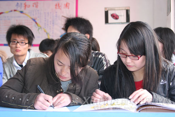 新華學子們正在填寫個人簡歷