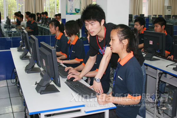 指導(dǎo)老師正在現(xiàn)場測試軟件