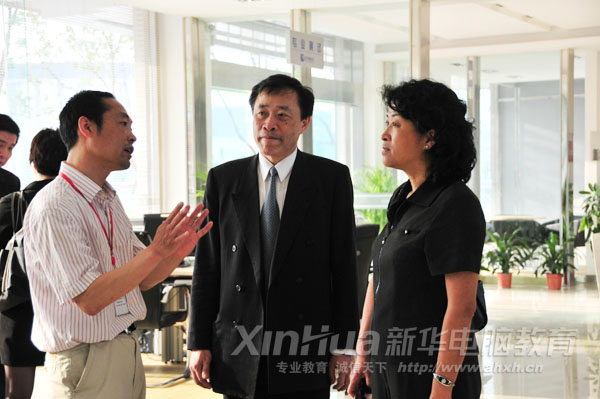 Ժ�I(l��ng)��(d��o)���fУ�L(zh��ng)һ�н�B�W(xu��)Ժ�k�W(xu��)��r