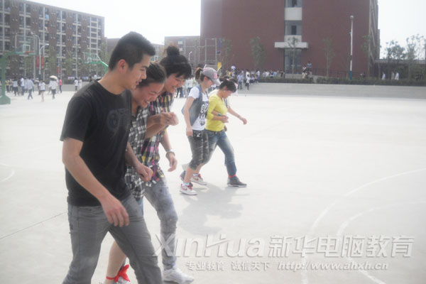 趣味運(yùn)動(dòng)會(huì)比賽現(xiàn)場(chǎng)