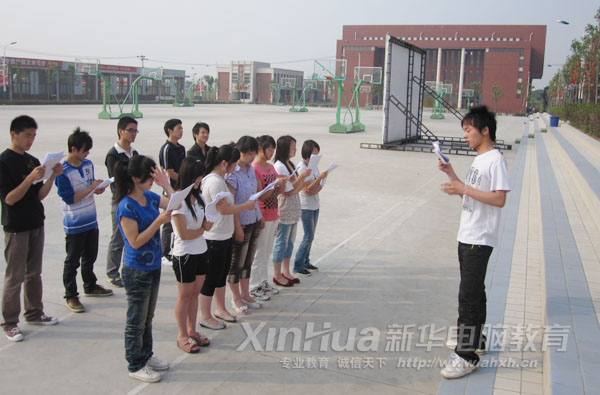 同學(xué)們進行英語口語朗讀訓(xùn)練