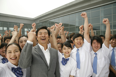 慈善大使濮存昕和新華學子在一起