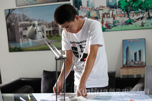 安徽新華電腦專修學院_依靠在新華學得的技能,憑借著不懈的努力,新華杰出學子許雙貴成為了一名正式的建筑設計師,實現人生的轉變。圖為許雙貴在工作中