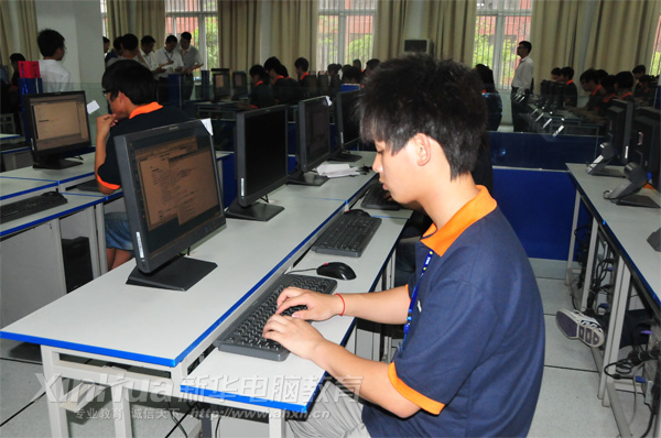 安徽新華電腦專修學(xué)院_參賽選手們正在做軟件編程