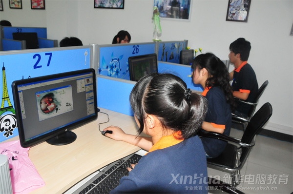 安徽新華電腦專修學(xué)院_選手們正在制作精美的平面靜態(tài)作品