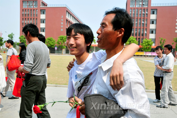 �������A��X���ތWԺ_���L������H�ӻ�ӣ����Ӷ���ˬ�ʵ�Ц��