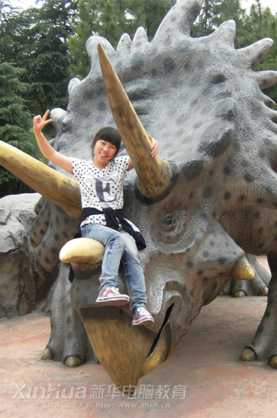 安徽新華電腦專修學院_學習并快樂著:瞧,這學生多開心!