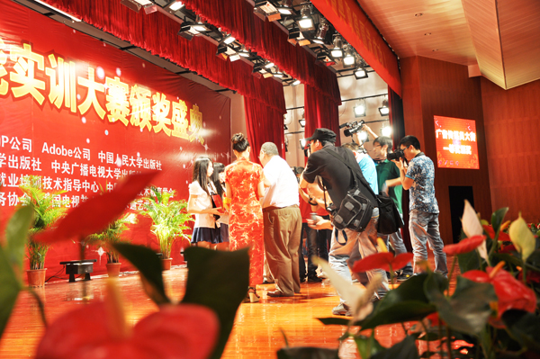 ���Ը���ý�w�Ĺ����ˆT�Ĕz��ِ�C�������r