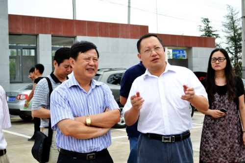 安徽新華電腦專修學院—安徽新華電腦專修學院院長何貴金正在向楊副市長詳細介紹學院校區規劃和建設情況