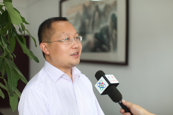 安徽新華電腦專修學院院長何貴金接受央視記者采訪