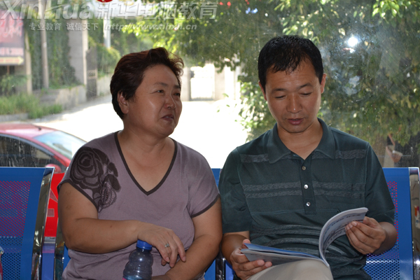 父母:讓孩子學(xué)會獨立,所有的報名程序都讓他自己做,我們看看學(xué)校的資料介紹