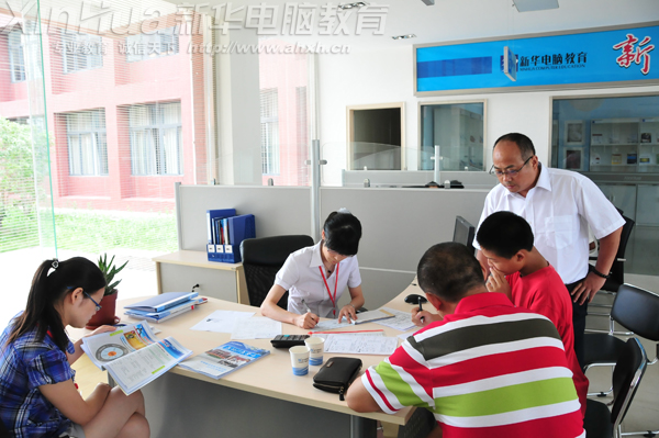 新華的老師指導(dǎo)學(xué)子填寫入學(xué)信息表