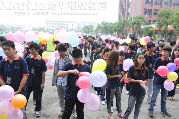 同學們正在等待老師的到來