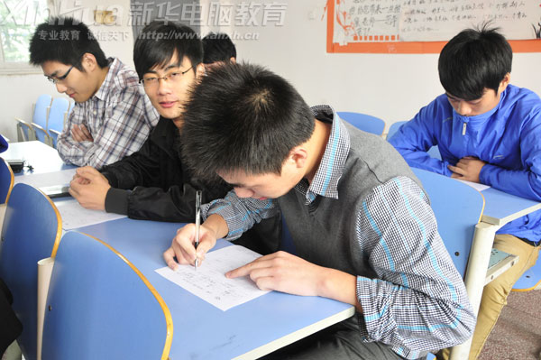 同學(xué)們正在填寫招聘表格