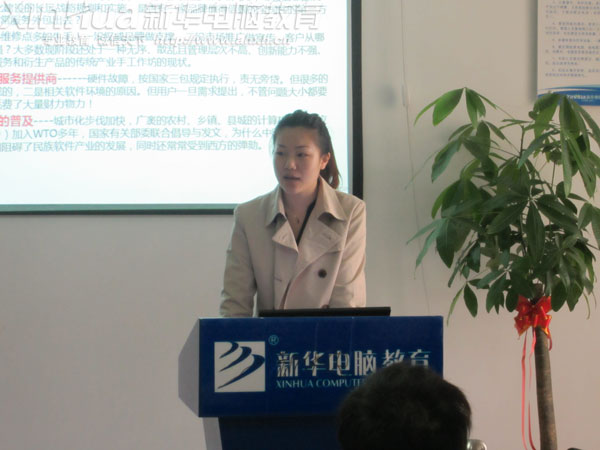 招聘公司人員讓應聘學子介紹企業概況