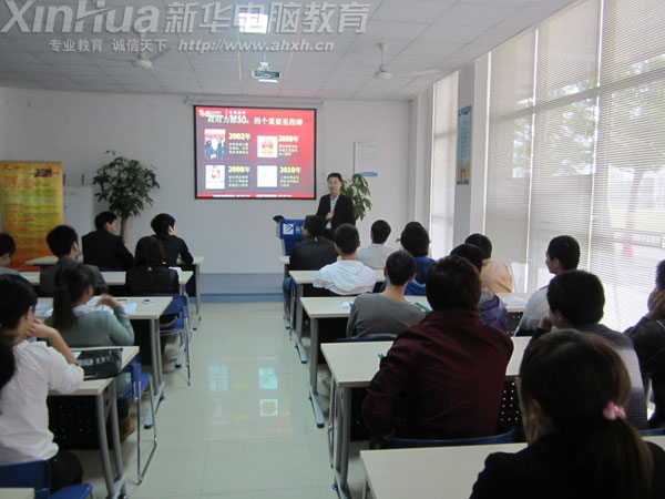 招聘現場學子全神貫注地聽學長介紹公司情況