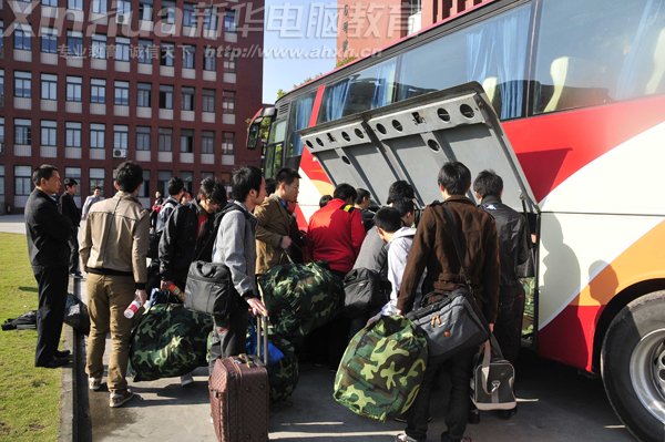 新華學(xué)子整裝待發(fā),奔赴上海