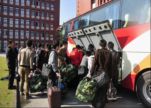 安徽新華歡送22名準(zhǔn)畢業(yè)生前往南通聯(lián)邦軟件就業(yè)