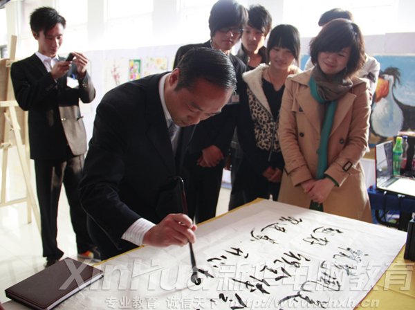 安徽新華電腦專修學(xué)院院l領(lǐng)導(dǎo)為藝風(fēng)美協(xié)題字