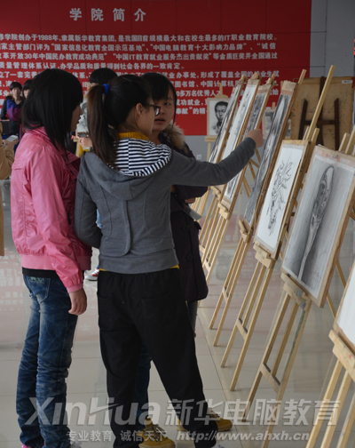 同學(xué)們在觀看畫展