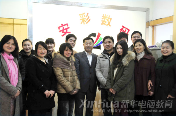 部分畢業學子與回訪老師合影留念