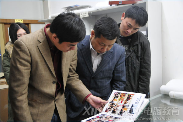 回訪老師欣賞畢業學子的工作成品