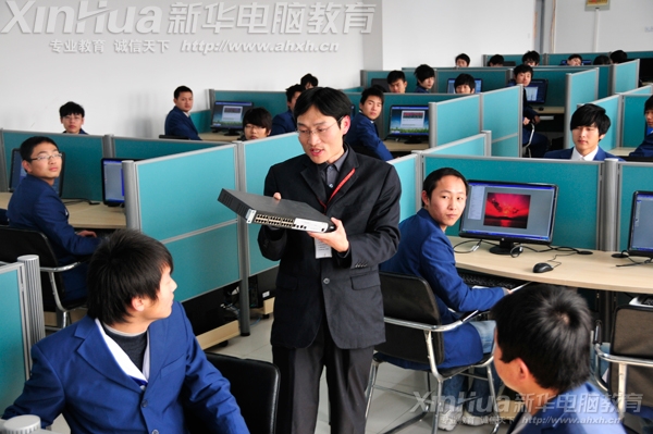 專業導師在向學生介紹交換機設備