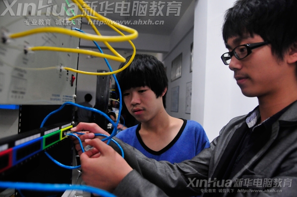 學(xué)生們?cè)谥芯C合布線實(shí)訓(xùn)室實(shí)訓(xùn)場(chǎng)景