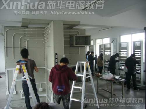 學(xué)生在網(wǎng)絡(luò)綜合布線實(shí)訓(xùn)室里實(shí)訓(xùn)