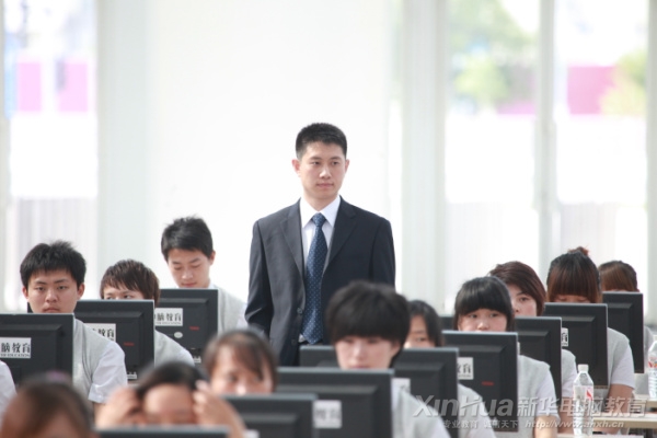 新華“雙師型”老師為學生授課