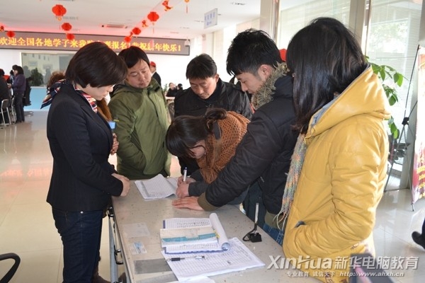 新生在做報名信息登記