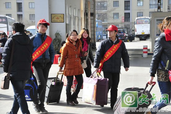 校園接待組熱情地接待入學的新生