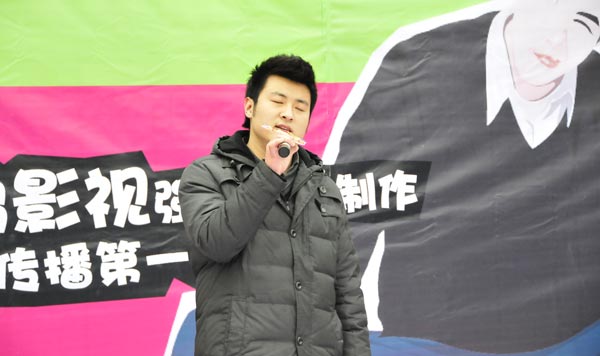 參加“新生年華你最型”選拔賽的選手深情投入表演