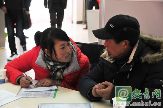 瞧!可愛(ài)的小姑娘在選擇專業(yè)的時(shí)候征詢父親的意見(jiàn)