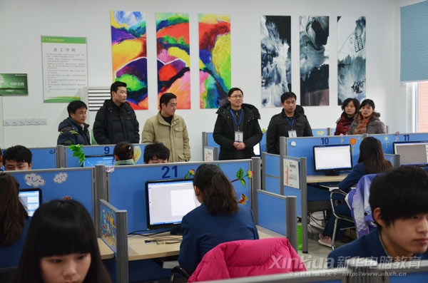 安徽新華校領導正在實訓中心內查看平面項目實訓特色班學生技術選拔