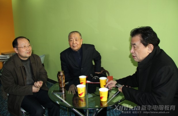 張部長(zhǎng)、林會(huì)長(zhǎng)與新華教育集團(tuán)副總汪俊親切交談