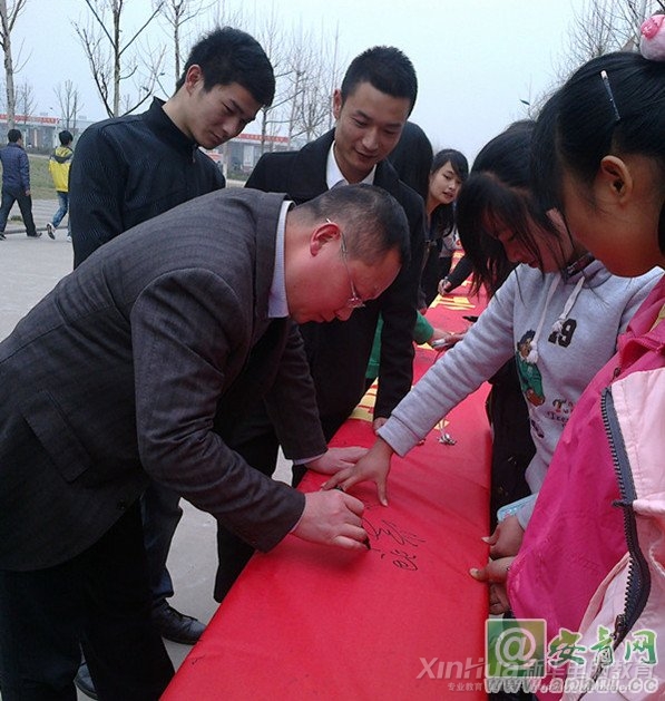安徽新華電腦專修學院院長何貴金盛贊雷鋒精神可貴并參加簽名活動